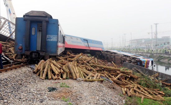 Vụ tàu hỏa va chạm với xe tải chở gỗ tại Hà Nam: Đường sắt Bắc - Nam thông tuyến trở lại