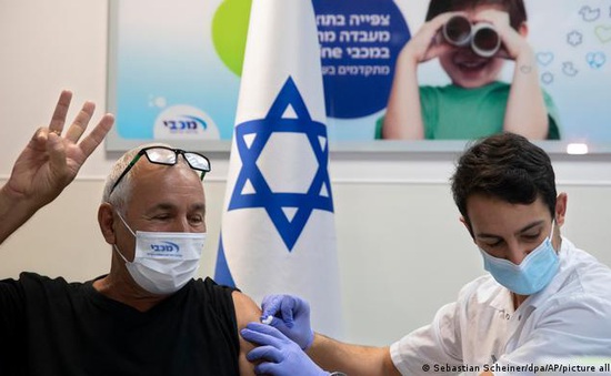 Israel: Mũi tiêm vaccine COVID-19 thứ tư tăng cường kháng thể gấp 5 lần