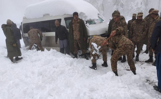 Bão tuyết khiến ít nhất 22 người mắc kẹt trong ô tô thiệt mạng tại Pakistan