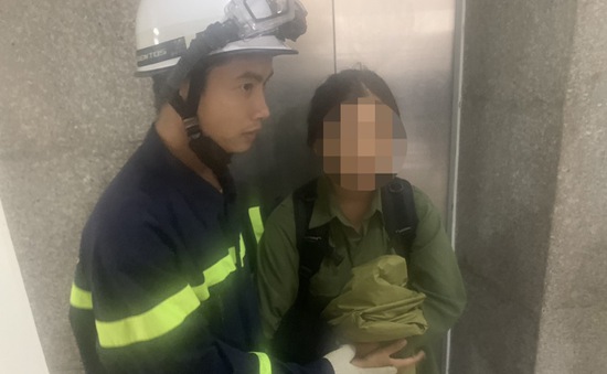Hà Nội: Giải cứu một học sinh bị kẹt trong thang máy chung cư
