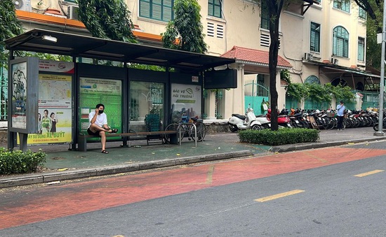 TP Hồ Chí Minh thí điểm sơn phản quang ở điểm dừng xe bus