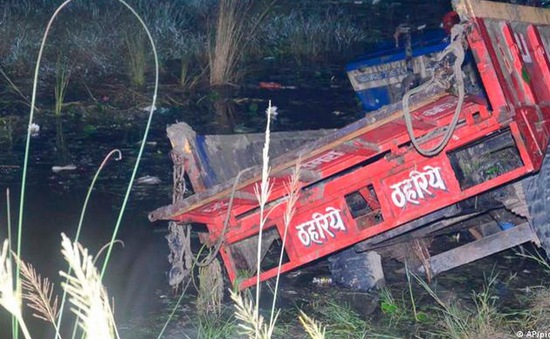 Xe chở người hành hương bị lật ở Ấn Độ, 27 người thiệt mạng