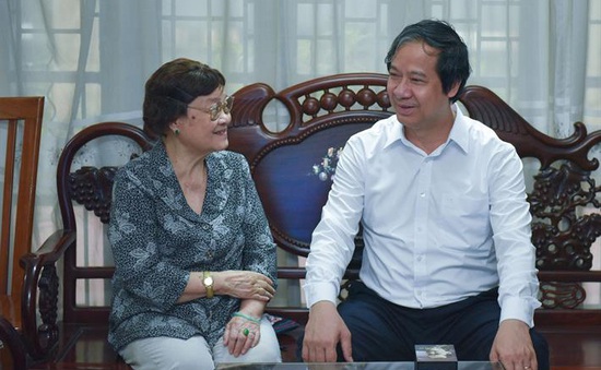 Bộ trưởng Nguyễn Kim Sơn thăm gia đình cố Giáo sư Nguyễn Đình Tứ