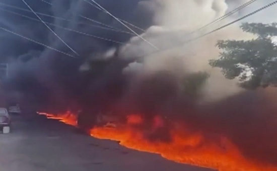 Đâm xe bồn vào cầu vượt đường sắt gây cháy lớn tại Mexico