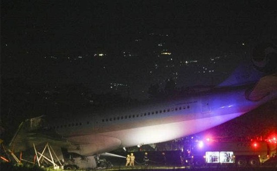 Máy bay Hàn Quốc trượt khỏi đường băng khi hạ cánh tại Philippines