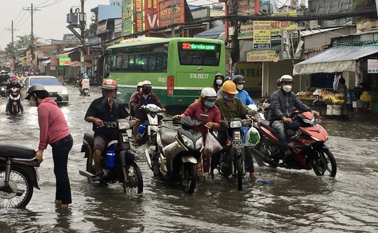 Triều cường đạt đỉnh, nhiều tuyến đường tại TP Hồ Chí Minh ngập sâu