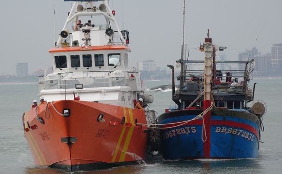 Đưa 13 thuyền viên và tàu cá Bình Định gặp nạn trên biển về bờ an toàn