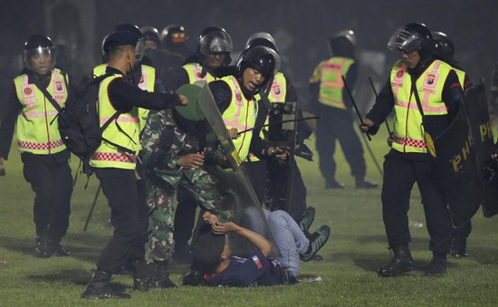 Indonesia mở rộng điều tra thảm kịch giẫm đạp trên sân cỏ