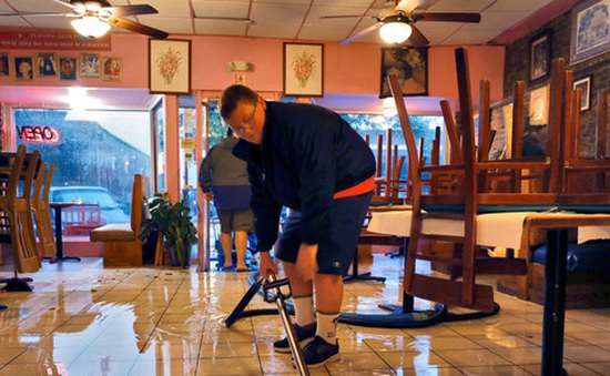 Hơn nửa triệu hộ gia đình bang Florida vẫn mất điện, mất nước sau bão lũ