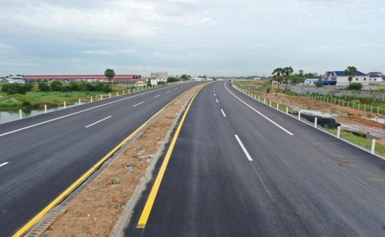 Campuchia đưa vào sử dụng đường cao tốc đầu tiên
