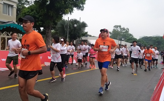 Gần 2.500 người dân TP Hồ Chí Minh tham gia chạy ủng hộ quỹ "Trái tim cho em"