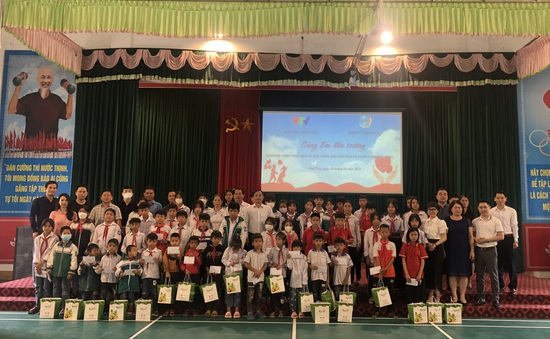 Cùng em đến trường: Trao tặng 60 suất học bổng và 1000 suất quà cho học sinh nghèo vượt khó tại tỉnh Phú Thọ