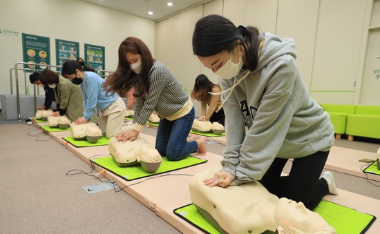 Nhiều người dân Hàn Quốc học hồi sức tim phổi sau thảm họa giẫm đạp