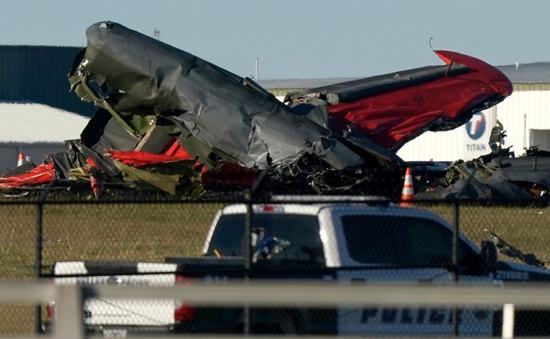 Máy bay chiến đấu cổ va chạm tại buổi trình diễn hàng không ở Texas khiến 6 người thiệt mạng