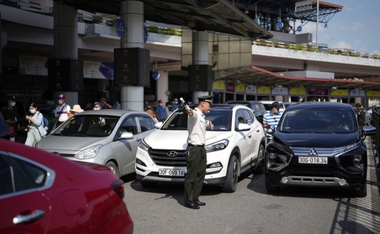 Kiên quyết xử lý vi phạm dừng đỗ xe ở sân bay Nội Bài
