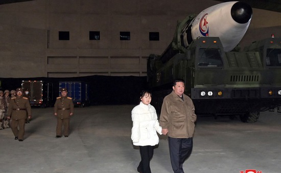 Con gái ông Kim Jong-un lần đầu lộ diện