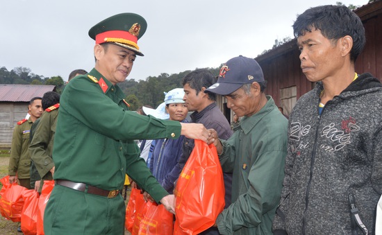 Quảng Nam: Thăm, tặng quà, khám bệnh cấp thuốc cho nhân dân các bộ tộc Lào