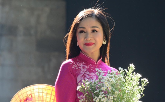 Sao Việt ngày 7/11: NSND Thu Hà xinh đẹp đón tuổi mới, Quang Dũng ôm chặt Mỹ Tâm sau show Tri âm