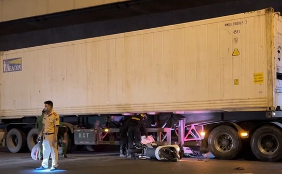 Hai người đi xe máy SH tử vong sau khi va chạm container