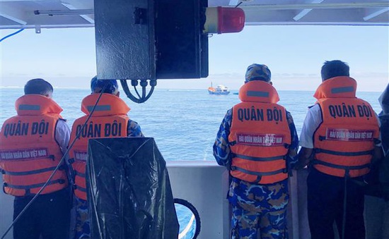 Giải cứu tàu cá của ngư dân Quảng Ngãi mắc cạn ở Trường Sa