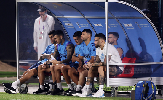 Fan "bự" xỏ giày chỉ dẫn các cầu thủ ĐT Argentina trước trận chung kết World Cup 2022