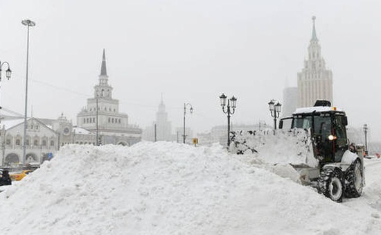 Giao thông tại Moscow tê liệt vì tuyết rơi kỷ lục