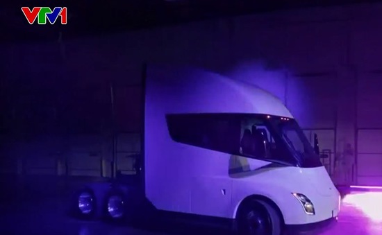 Tesla bàn giao mẫu xe tải điện đầu tiên