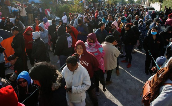 Người di cư tràn qua biên giới Mỹ-Mexico trong tình trạng tị nạn bấp bênh