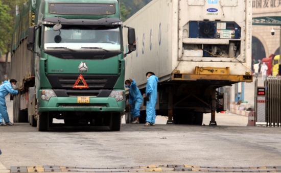 Hơn 1.000 xe làm thủ tục qua cửa khẩu của Lạng Sơn mỗi ngày