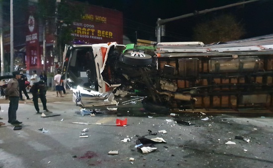 Xe khách giường nằm tông xe tải, hàng chục người bị thương