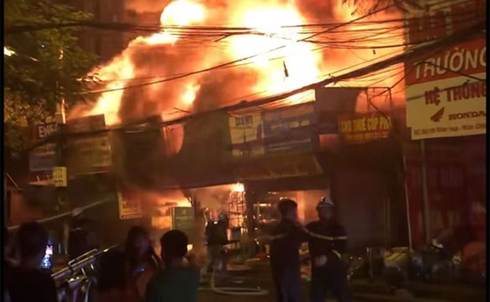 Bắc Ninh: Khẩn trương dập tắt đám cháy tại chợ Ninh Hiệp