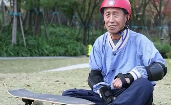 Cụ ông 84 tuổi đam mê trượt ván
