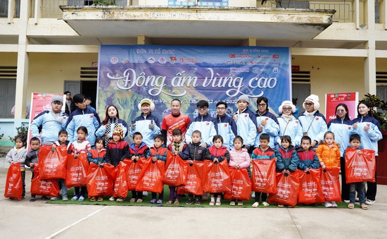 Hành trình Chạy bộ Tiếp sức xuyên Việt 2023 tặng hơn 300 suất quà cho các em học sinh tại Hà Giang