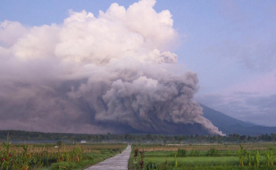 Núi lửa Semeru phun trào: Indonesia nâng cảnh báo lên mức cao nhất, sơ tán gần 100 cư dân
