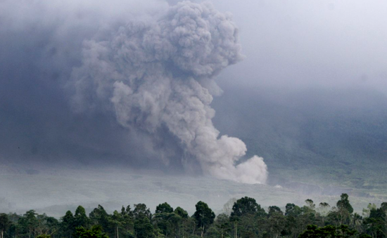 Indonesia sơ tán hàng nghìn người khi núi lửa Semeru phun trào trên đảo Java