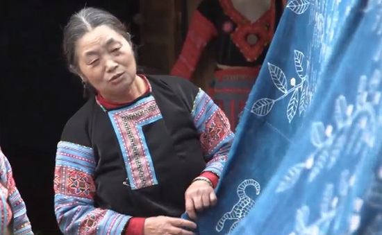 Độc đáo làng nghề vẽ sáp ong của đồng bào Mông tại Hòa Bình