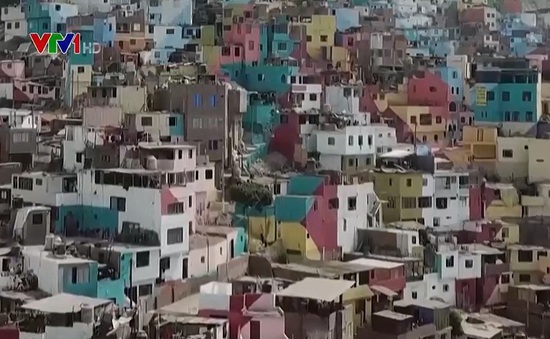Tranh tường khổng lồ bao phủ hàng trăm ngôi nhà tại Peru
