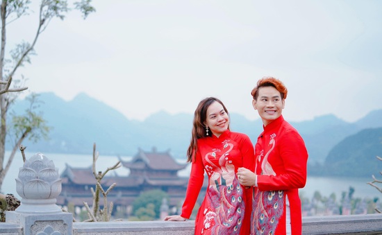 MC Hồng Phúc cùng vợ diện áo dài đi khắp Việt Nam