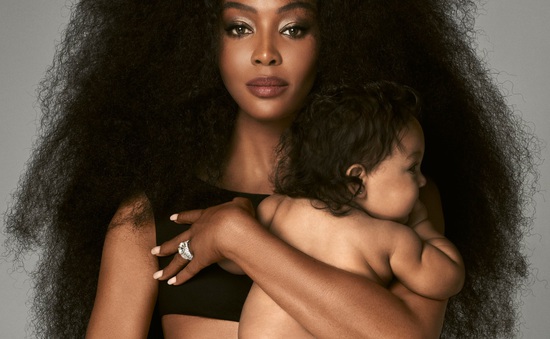 "Báo đen" Naomi Campbell khoe con gái trên bìa tạp chí Vogue