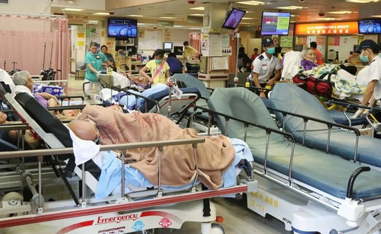 Số ca mắc COVID-19 tăng phi mã, bệnh viện ở Hong Kong (Trung Quốc) bị quá tải nghiêm trọng