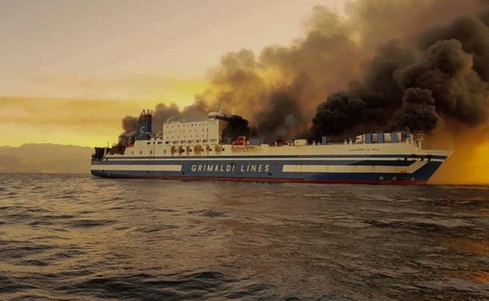 Cháy tàu trong  hành trình Hy Lạp - Italy: 12 người vẫn mất tích