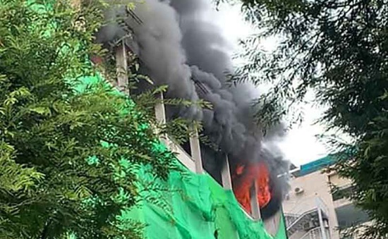 Cháy tòa nhà đang tháo dỡ giữa trung tâm TP Hồ Chí Minh