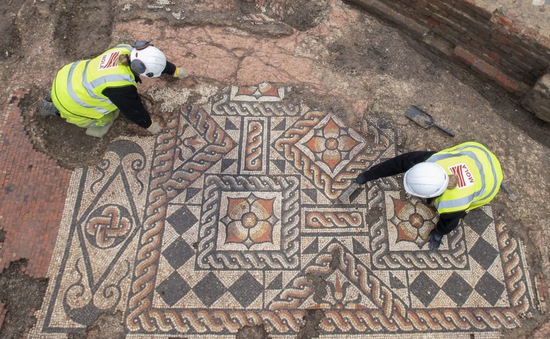 Phát hiện bức tranh khảm thời La Mã lớn nhất trong 50 năm qua ở London