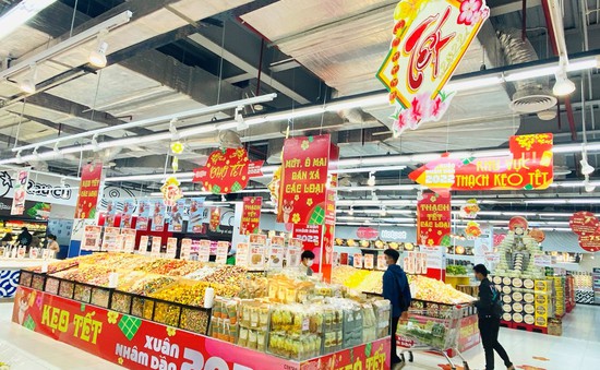 Nhiều hàng quán, siêu thị mở cửa phục vụ người dân dịp Tết