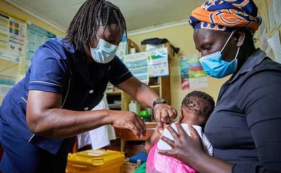 Thử nghiệm vaccine sốt rét đầu tiên trên thế giới đạt tiến triển ở miền Tây Kenya