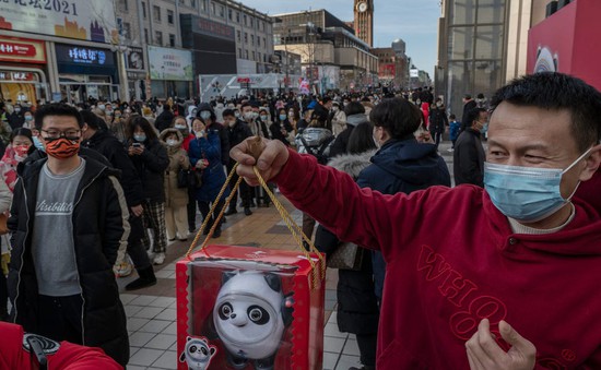 Hàng trăm người xếp hàng săn đồ lưu niệm Olympic mùa Đông Bắc Kinh
