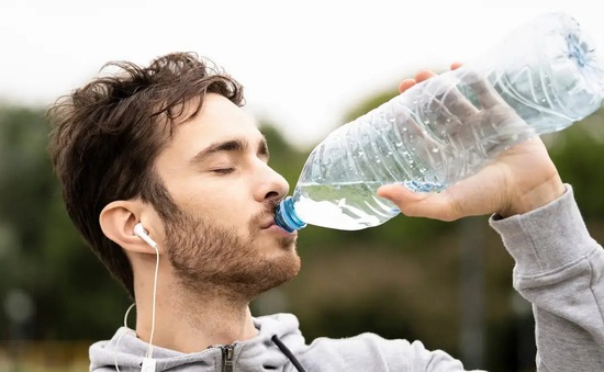 Uống quá nhiều nước có thể "tàn phá" cơ thể của bạn đến mức nào?