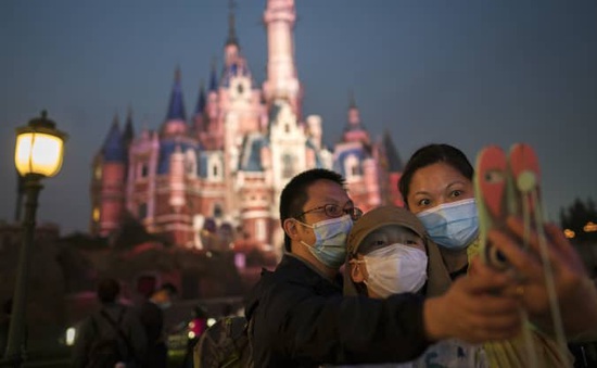 Khu vui chơi Disney ở Thượng Hải đóng cửa khi số ca nhiễm COVID-19 hàng ngày tăng mạnh