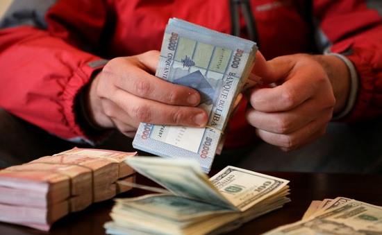 Tiền tiết kiệm "bốc hơi", cuộc chiến pháp lý giữa người gửi tiền và ngân hàng nóng tại Lebanon