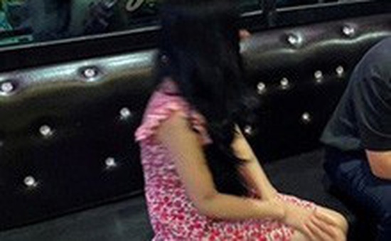 Bắt tạm giam nhân viên quán karaoke cưỡng hiếp bé gái 15 tuổi